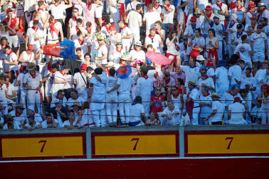 Público asistente a la Plaza de Toros de Pamplona durante la quinta corrida de la Feria del Toro 2019 con la ganadería de Victoriano del Río para los diestros El Juli, Antonio Ferrera y Pablo Aguado