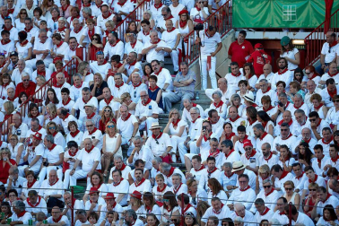 Público asistente a la Plaza de Toros de Pamplona durante la quinta corrida de la Feria del Toro 2019 con la ganadería de Victoriano del Río para los diestros El Juli, Antonio Ferrera y Pablo Aguado
