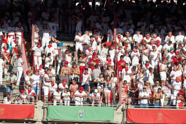 Público asistente a la Plaza de Toros de Pamplona durante la quinta corrida de la Feria del Toro 2019 con la ganadería de Victoriano del Río para los diestros El Juli, Antonio Ferrera y Pablo Aguado