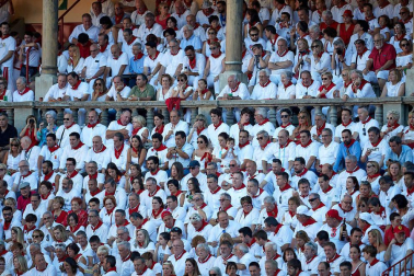 Público asistente a la Plaza de Toros de Pamplona durante la quinta corrida de la Feria del Toro 2019 con la ganadería de Victoriano del Río para los diestros El Juli, Antonio Ferrera y Pablo Aguado