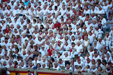 Público asistente a la Plaza de Toros de Pamplona durante la quinta corrida de la Feria del Toro 2019 con la ganadería de Victoriano del Río para los diestros El Juli, Antonio Ferrera y Pablo Aguado