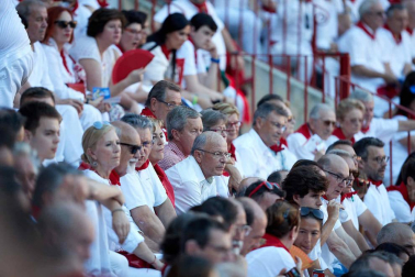 Público asistente a la Plaza de Toros de Pamplona durante la quinta corrida de la Feria del Toro 2019 con la ganadería de Victoriano del Río para los diestros El Juli, Antonio Ferrera y Pablo Aguado