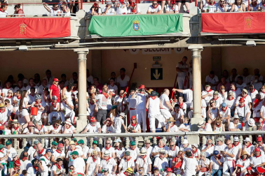 Público asistente a la Plaza de Toros de Pamplona durante la quinta corrida de la Feria del Toro 2019 con la ganadería de Victoriano del Río para los diestros El Juli, Antonio Ferrera y Pablo Aguado