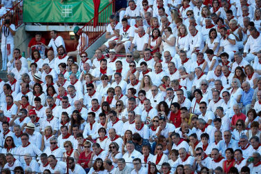 Público asistente a la Plaza de Toros de Pamplona durante la quinta corrida de la Feria del Toro 2019 con la ganadería de Victoriano del Río para los diestros El Juli, Antonio Ferrera y Pablo Aguado