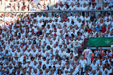 Público asistente a la Plaza de Toros de Pamplona durante la quinta corrida de la Feria del Toro 2019 con la ganadería de Victoriano del Río para los diestros El Juli, Antonio Ferrera y Pablo Aguado