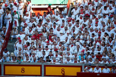 Público asistente a la Plaza de Toros de Pamplona durante la quinta corrida de la Feria del Toro 2019 con la ganadería de Victoriano del Río para los diestros El Juli, Antonio Ferrera y Pablo Aguado