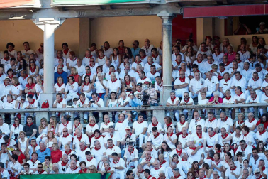 Público asistente a la Plaza de Toros de Pamplona durante la quinta corrida de la Feria del Toro 2019 con la ganadería de Victoriano del Río para los diestros El Juli, Antonio Ferrera y Pablo Aguado