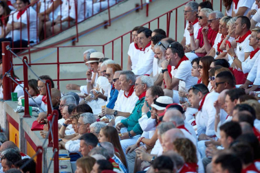 Público asistente a la Plaza de Toros de Pamplona durante la quinta corrida de la Feria del Toro 2019 con la ganadería de Victoriano del Río para los diestros El Juli, Antonio Ferrera y Pablo Aguado