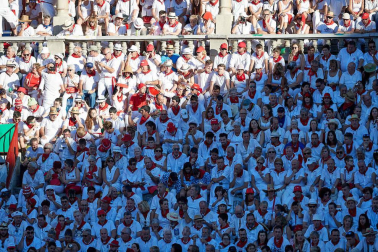 Público asistente a la Plaza de Toros de Pamplona durante la quinta corrida de la Feria del Toro 2019 con la ganadería de Victoriano del Río para los diestros El Juli, Antonio Ferrera y Pablo Aguado