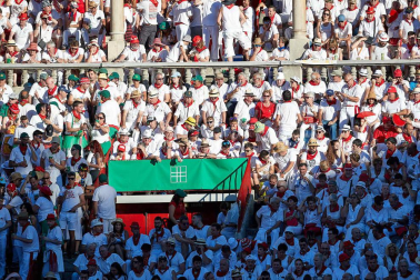 Público asistente a la Plaza de Toros de Pamplona durante la quinta corrida de la Feria del Toro 2019 con la ganadería de Victoriano del Río para los diestros El Juli, Antonio Ferrera y Pablo Aguado