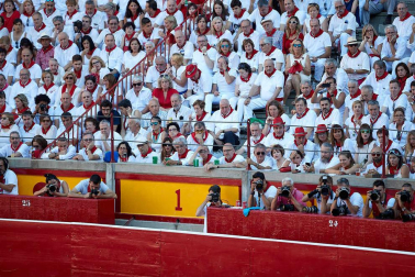 Público asistente a la Plaza de Toros de Pamplona durante la quinta corrida de la Feria del Toro 2019 con la ganadería de Victoriano del Río para los diestros El Juli, Antonio Ferrera y Pablo Aguado