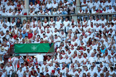 Público asistente a la Plaza de Toros de Pamplona durante la quinta corrida de la Feria del Toro 2019 con la ganadería de Victoriano del Río para los diestros El Juli, Antonio Ferrera y Pablo Aguado