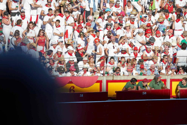 Público asistente a la Plaza de Toros de Pamplona durante la quinta corrida de la Feria del Toro 2019 con la ganadería de Victoriano del Río para los diestros El Juli, Antonio Ferrera y Pablo Aguado