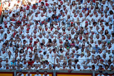 Público asistente a la Plaza de Toros de Pamplona durante la quinta corrida de la Feria del Toro 2019 con la ganadería de Victoriano del Río para los diestros El Juli, Antonio Ferrera y Pablo Aguado
