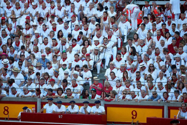 Público asistente a la Plaza de Toros de Pamplona durante la quinta corrida de la Feria del Toro 2019 con la ganadería de Victoriano del Río para los diestros El Juli, Antonio Ferrera y Pablo Aguado