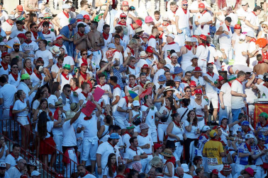 Público asistente a la Plaza de Toros de Pamplona durante la quinta corrida de la Feria del Toro 2019 con la ganadería de Victoriano del Río para los diestros El Juli, Antonio Ferrera y Pablo Aguado