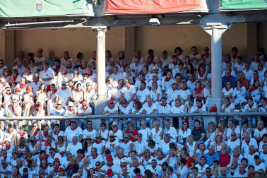 Público asistente a la Plaza de Toros de Pamplona durante la quinta corrida de la Feria del Toro 2019 con la ganadería de Victoriano del Río para los diestros El Juli, Antonio Ferrera y Pablo Aguado