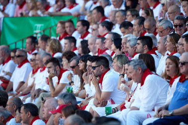 Público asistente a la Plaza de Toros de Pamplona durante la quinta corrida de la Feria del Toro 2019 con la ganadería de Victoriano del Río para los diestros El Juli, Antonio Ferrera y Pablo Aguado