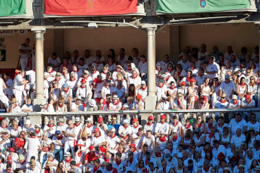 Público asistente a la Plaza de Toros de Pamplona durante la quinta corrida de la Feria del Toro 2019 con la ganadería de Victoriano del Río para los diestros El Juli, Antonio Ferrera y Pablo Aguado