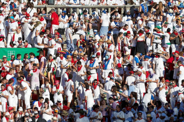 Público asistente a la Plaza de Toros de Pamplona durante la quinta corrida de la Feria del Toro 2019 con la ganadería de Victoriano del Río para los diestros El Juli, Antonio Ferrera y Pablo Aguado