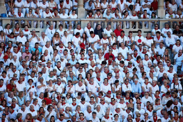 Público asistente a la Plaza de Toros de Pamplona durante la quinta corrida de la Feria del Toro 2019 con la ganadería de Victoriano del Río para los diestros El Juli, Antonio Ferrera y Pablo Aguado