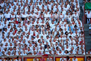 Público asistente a la Plaza de Toros de Pamplona durante la quinta corrida de la Feria del Toro 2019 con la ganadería de Victoriano del Río para los diestros El Juli, Antonio Ferrera y Pablo Aguado