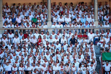 Público asistente a la Plaza de Toros de Pamplona durante la quinta corrida de la Feria del Toro 2019 con la ganadería de Victoriano del Río para los diestros El Juli, Antonio Ferrera y Pablo Aguado