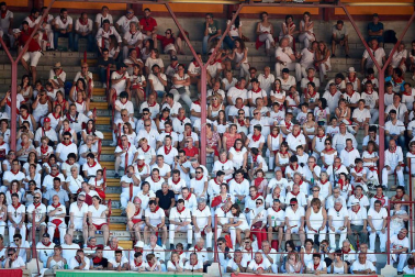 Público asistente a la Plaza de Toros de Pamplona durante la quinta corrida de la Feria del Toro 2019 con la ganadería de Victoriano del Río para los diestros El Juli, Antonio Ferrera y Pablo Aguado