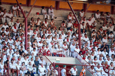 Público asistente a la Plaza de Toros de Pamplona durante la quinta corrida de la Feria del Toro 2019 con la ganadería de Victoriano del Río para los diestros El Juli, Antonio Ferrera y Pablo Aguado