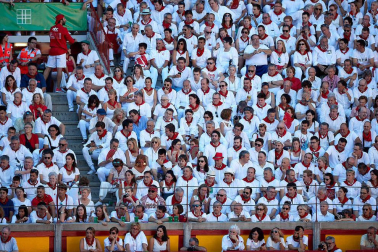Público asistente a la Plaza de Toros de Pamplona durante la quinta corrida de la Feria del Toro 2019 con la ganadería de Victoriano del Río para los diestros El Juli, Antonio Ferrera y Pablo Aguado