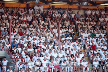 Público asistente a la Plaza de Toros de Pamplona durante la quinta corrida de la Feria del Toro 2019 con la ganadería de Victoriano del Río para los diestros El Juli, Antonio Ferrera y Pablo Aguado