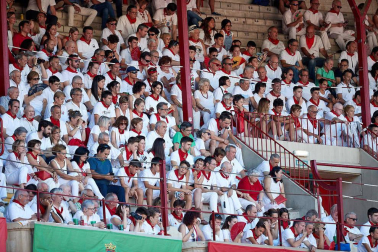Público asistente a la Plaza de Toros de Pamplona durante la quinta corrida de la Feria del Toro 2019 con la ganadería de Victoriano del Río para los diestros El Juli, Antonio Ferrera y Pablo Aguado
