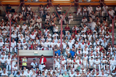 Público asistente a la Plaza de Toros de Pamplona durante la quinta corrida de la Feria del Toro 2019 con la ganadería de Victoriano del Río para los diestros El Juli, Antonio Ferrera y Pablo Aguado