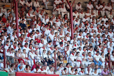 Público asistente a la Plaza de Toros de Pamplona durante la quinta corrida de la Feria del Toro 2019 con la ganadería de Victoriano del Río para los diestros El Juli, Antonio Ferrera y Pablo Aguado