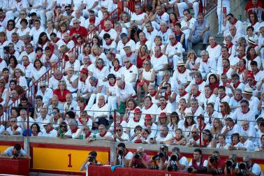 Público asistente a la Plaza de Toros de Pamplona durante la quinta corrida de la Feria del Toro 2019 con la ganadería de Victoriano del Río para los diestros El Juli, Antonio Ferrera y Pablo Aguado
