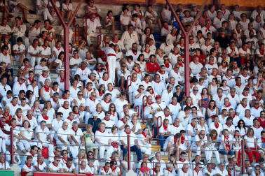 Público asistente a la Plaza de Toros de Pamplona durante la quinta corrida de la Feria del Toro 2019 con la ganadería de Victoriano del Río para los diestros El Juli, Antonio Ferrera y Pablo Aguado