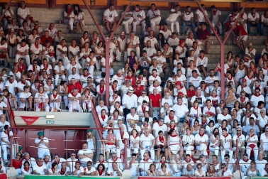 Público asistente a la Plaza de Toros de Pamplona durante la quinta corrida de la Feria del Toro 2019 con la ganadería de Victoriano del Río para los diestros El Juli, Antonio Ferrera y Pablo Aguado