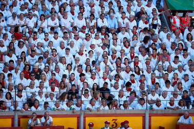 Público asistente a la Plaza de Toros de Pamplona durante la quinta corrida de la Feria del Toro 2019 con la ganadería de Victoriano del Río para los diestros El Juli, Antonio Ferrera y Pablo Aguado