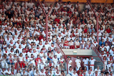Público asistente a la Plaza de Toros de Pamplona durante la quinta corrida de la Feria del Toro 2019 con la ganadería de Victoriano del Río para los diestros El Juli, Antonio Ferrera y Pablo Aguado