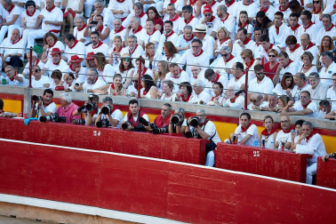 Público asistente a la Plaza de Toros de Pamplona durante la quinta corrida de la Feria del Toro 2019 con la ganadería de Victoriano del Río para los diestros El Juli, Antonio Ferrera y Pablo Aguado