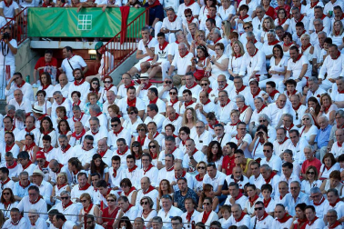 Público asistente a la Plaza de Toros de Pamplona durante la quinta corrida de la Feria del Toro 2019 con la ganadería de Victoriano del Río para los diestros El Juli, Antonio Ferrera y Pablo Aguado