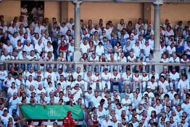 Público asistente a la Plaza de Toros de Pamplona durante la quinta corrida de la Feria del Toro 2019 con la ganadería de Victoriano del Río para los diestros El Juli, Antonio Ferrera y Pablo Aguado