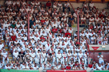 Público asistente a la Plaza de Toros de Pamplona durante la quinta corrida de la Feria del Toro 2019 con la ganadería de Victoriano del Río para los diestros El Juli, Antonio Ferrera y Pablo Aguado