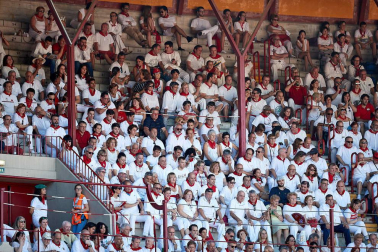 Público asistente a la Plaza de Toros de Pamplona durante la quinta corrida de la Feria del Toro 2019 con la ganadería de Victoriano del Río para los diestros El Juli, Antonio Ferrera y Pablo Aguado