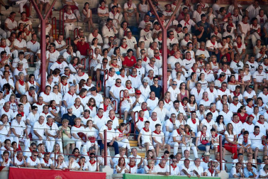 Público asistente a la Plaza de Toros de Pamplona durante la quinta corrida de la Feria del Toro 2019 con la ganadería de Victoriano del Río para los diestros El Juli, Antonio Ferrera y Pablo Aguado