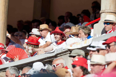 Público asistente a la Plaza de Toros de Pamplona durante la quinta corrida de la Feria del Toro 2019 con la ganadería de Victoriano del Río para los diestros El Juli, Antonio Ferrera y Pablo Aguado