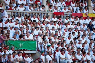 Público asistente a la Plaza de Toros de Pamplona durante la quinta corrida de la Feria del Toro 2019 con la ganadería de Victoriano del Río para los diestros El Juli, Antonio Ferrera y Pablo Aguado