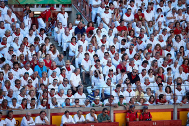 Público asistente a la Plaza de Toros de Pamplona durante la quinta corrida de la Feria del Toro 2019 con la ganadería de Victoriano del Río para los diestros El Juli, Antonio Ferrera y Pablo Aguado