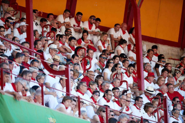 Público asistente a la Plaza de Toros de Pamplona durante la quinta corrida de la Feria del Toro 2019 con la ganadería de Victoriano del Río para los diestros El Juli, Antonio Ferrera y Pablo Aguado