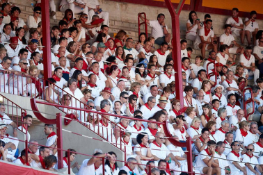 Público asistente a la Plaza de Toros de Pamplona durante la quinta corrida de la Feria del Toro 2019 con la ganadería de Victoriano del Río para los diestros El Juli, Antonio Ferrera y Pablo Aguado